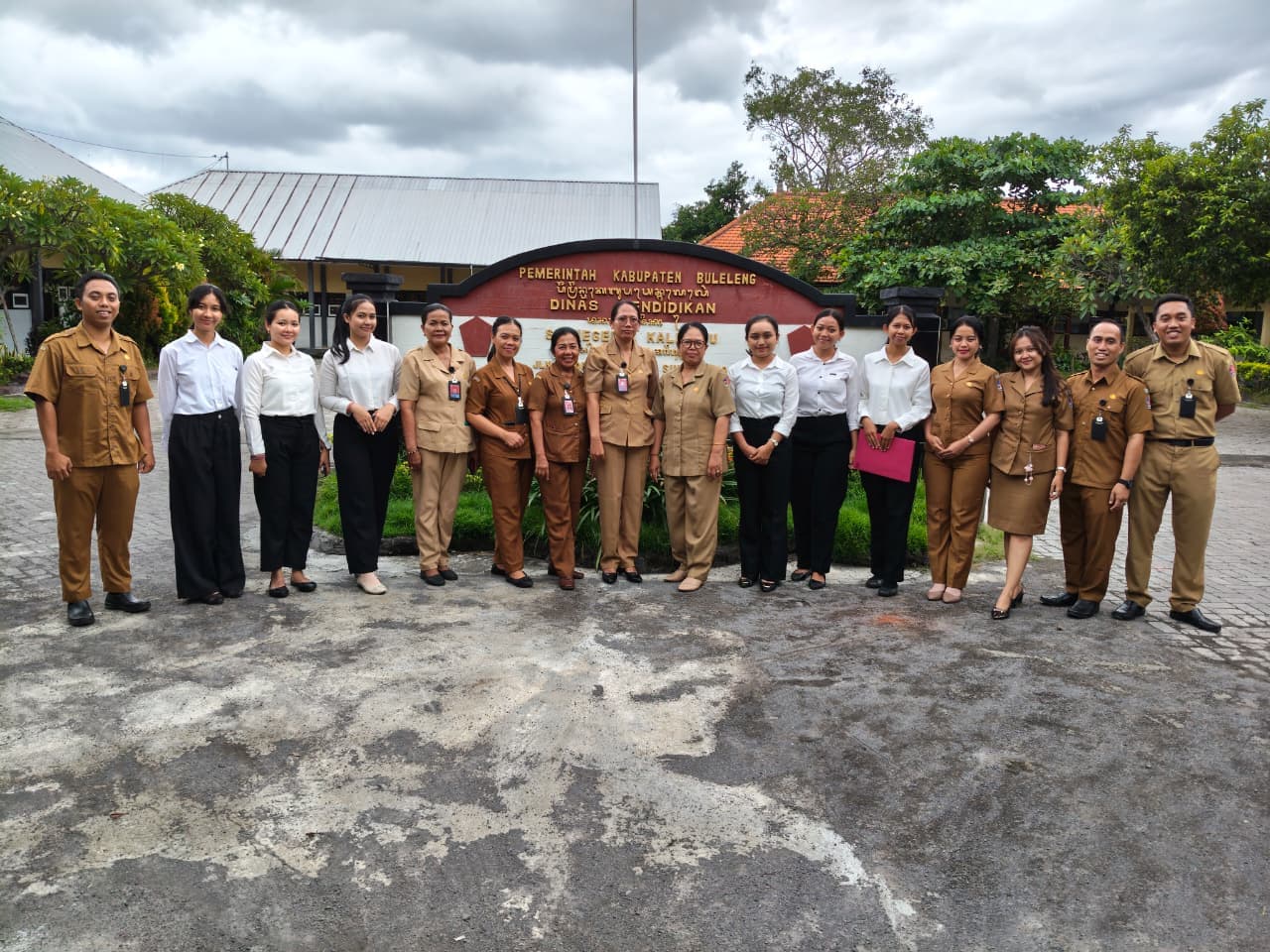 Foto Bersama Guru dan Staf SD Negeri 1 Kaliuntu
